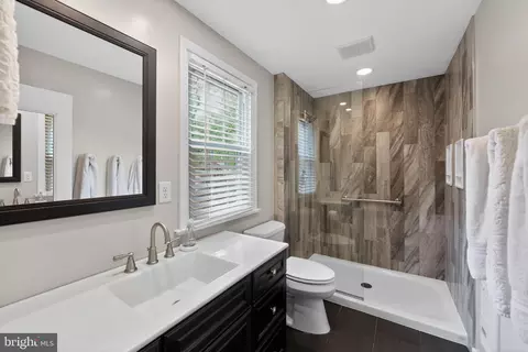 Bath - 135 Clover Hill Ln, Wayne, PA 19087 photo 1 of 4
