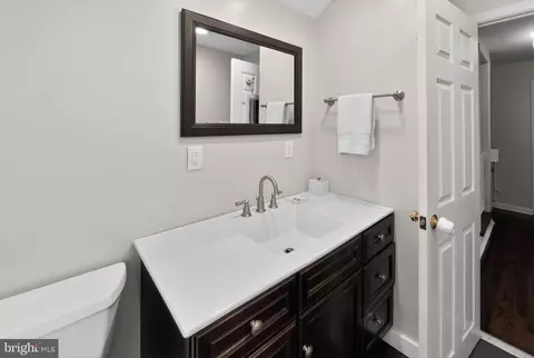 Bath - 135 Clover Hill Ln, Wayne, PA 19087 photo 2 of 4