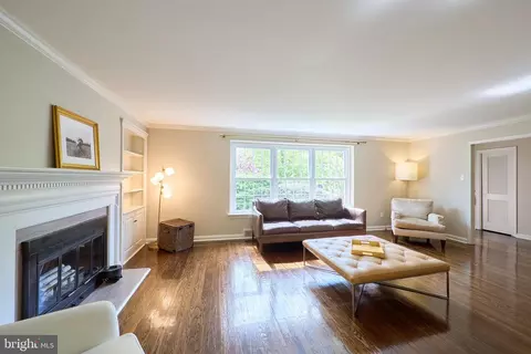 Living - 135 Clover Hill Ln, Wayne, PA 19087 photo 2 of 3