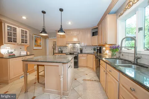 290 Forest Hills Cir, Devon, PA 19333 photo 6