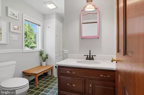 Bath - 851 Box Hill Ln, Wayne, PA 19087 photo 1 of 3
