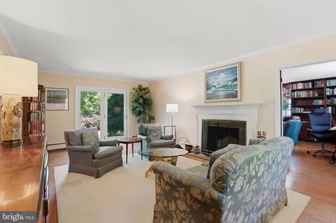 Living - 851 Box Hill Ln, Wayne, PA 19087 photo 1 of 4