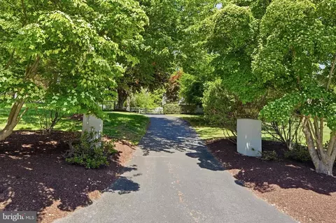Exterior - 851 Box Hill Ln, Wayne, PA 19087 photo 4 of 7