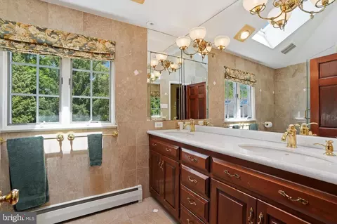 Bath - 851 Box Hill Ln, Wayne, PA 19087 photo 2 of 3