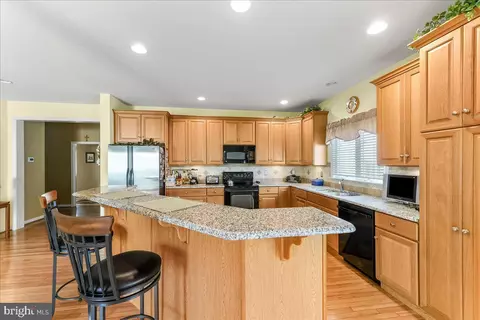 4 N Henley Dr, Avondale, PA 19311