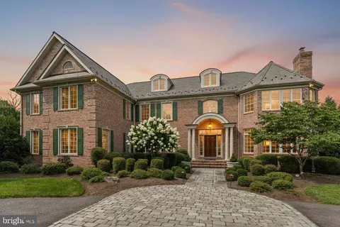 1 Dovecote Ln, Malvern, PA 19355