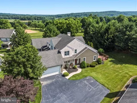 8 Parkside Dr, Elverson, PA 19520