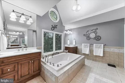 Bath - 686 Limehouse Rd, Wayne, PA 19087 photo 1 of 5
