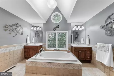 Bath - 686 Limehouse Rd, Wayne, PA 19087 photo 2 of 5