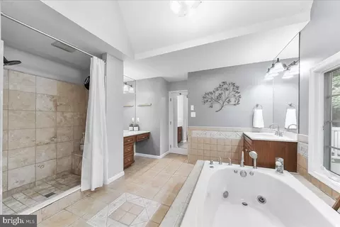 Bath - 686 Limehouse Rd, Wayne, PA 19087 photo 3 of 5