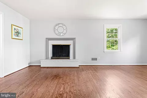 Living - 533 Gulph Rd, Wayne, PA 19087 photo 4 of 7