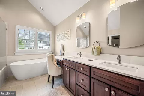 Bath - 4 Fairwind Ln, Exton, PA 19341 photo 2 of 8