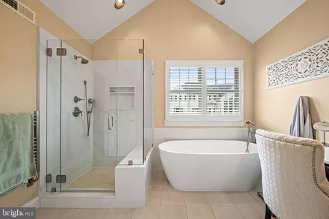 Bath - 4 Fairwind Ln, Exton, PA 19341 photo 4 of 8