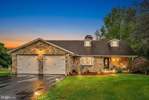100 Lakeview Dr, Elverson, PA 19520