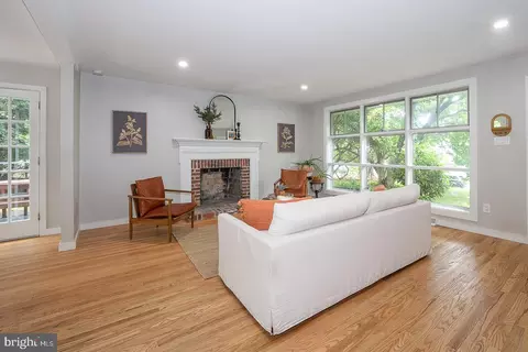 Living - 675 Wallace Dr, Wayne, PA 19087 photo 2 of 6