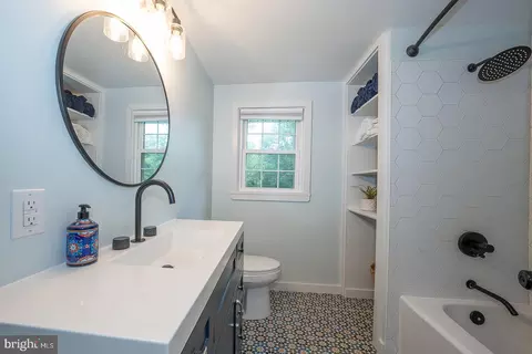 Bath - 675 Wallace Dr, Wayne, PA 19087 photo 2 of 4