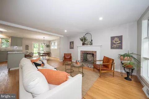 Living - 675 Wallace Dr, Wayne, PA 19087 photo 3 of 6