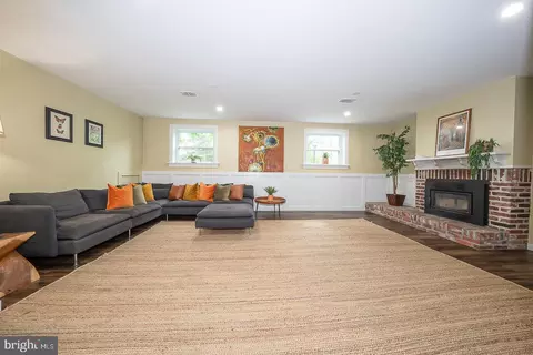 Living - 675 Wallace Dr, Wayne, PA 19087 photo 6 of 6