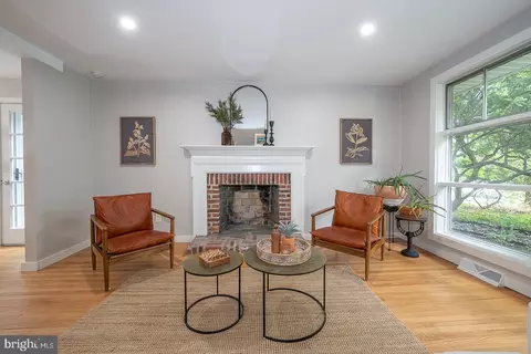 Living - 675 Wallace Dr, Wayne, PA 19087 photo 4 of 6