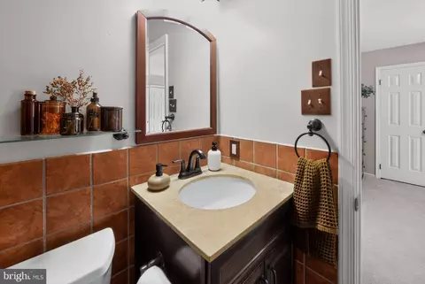 Bath - 46 Rampart Dr, Chesterbrook, PA 19087 photo 2 of 3