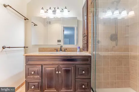 Bath - 11 Chateau Cir, Chesterbrook, PA 19087 photo 2 of 4