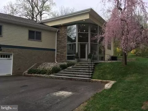 215 Oakwood Ln, Phoenixville, PA 19460