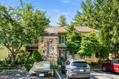 242 Valley Stream Ln, Chesterbrook, PA 19087