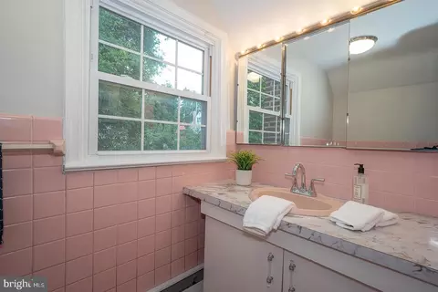 Bath - 213 N Fairfield Rd, Devon, PA 19333 photo 6 of 7