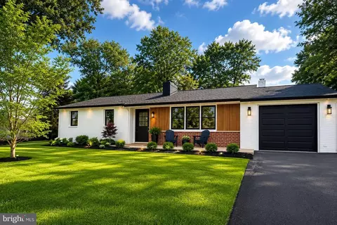 800 Falcon Ln, West Chester, PA 19382