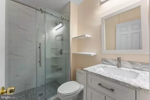 Bath - 10 Elan Ln, Chesterbrook, PA 19087 photo 2 of 3