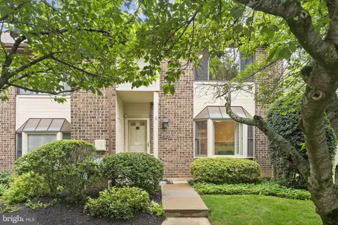Exterior - 10 Elan Ln, Chesterbrook, PA 19087 photo 5 of 7