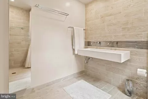 Bath - 575 W Valley Rd, Wayne, PA 19087 photo 6 of 9