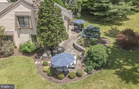 8 Sugar Knoll Dr, Devon, PA 19333