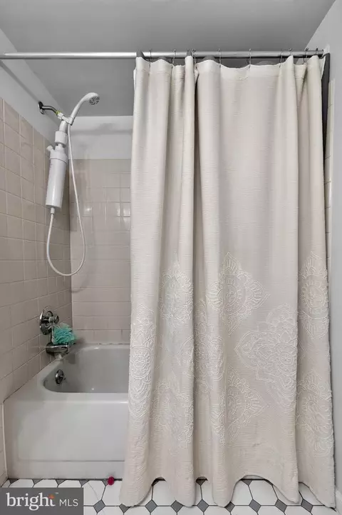 Bath - 710 Washington Pl #10, Chesterbrook, PA 19087 photo 4 of 4