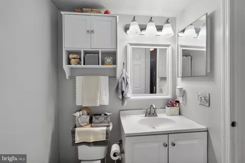 Bath - 710 Washington Pl #10, Chesterbrook, PA 19087 photo 3 of 4