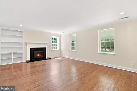 Living - 905 Newtown Rd, Devon, PA 19333 photo 2 of 14
