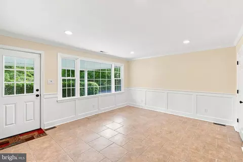 Living - 905 Newtown Rd, Devon, PA 19333 photo 11 of 14