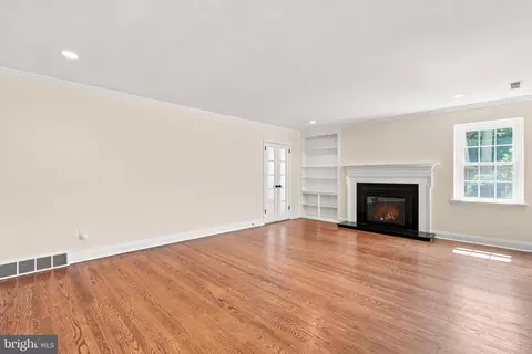Living - 905 Newtown Rd, Devon, PA 19333 photo 6 of 14