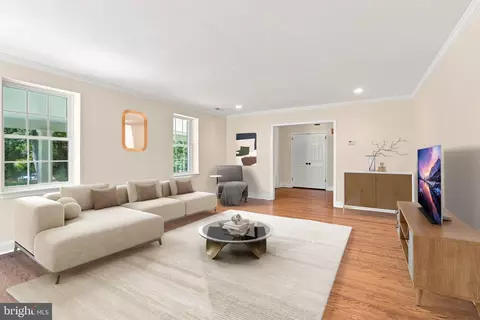 Living - 905 Newtown Rd, Devon, PA 19333 photo 10 of 14