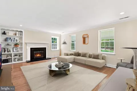 Living - 905 Newtown Rd, Devon, PA 19333 photo 3 of 14