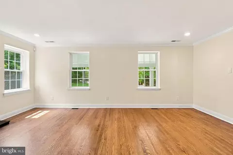 Living - 905 Newtown Rd, Devon, PA 19333 photo 4 of 14