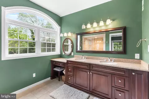 Bath - 661 Old Eagle School Rd, Wayne, PA 19087 photo 3 of 4
