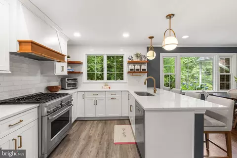 Kitchen - 661 Old Eagle School Rd, Wayne, PA 19087 photo 2 of 4