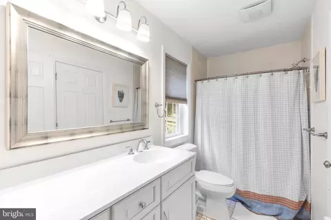 Bath - 661 Old Eagle School Rd, Wayne, PA 19087 photo 2 of 4