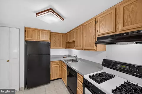 Kitchen - 285 Old Forge Xing #285, Devon, PA 19333 photo 2 of 4