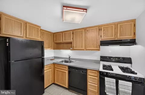 Kitchen - 285 Old Forge Xing #285, Devon, PA 19333 photo 3 of 4