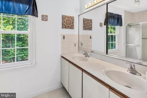 Bath - 429 Deep Willow Dr, Exton, PA 19341 photo 2 of 4