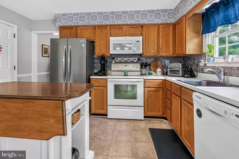 Kitchen - 429 Deep Willow Dr, Exton, PA 19341 photo 3 of 4