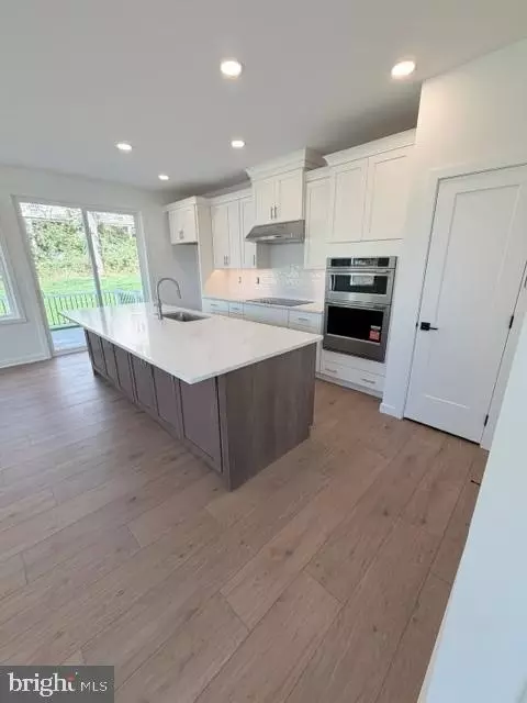 62 Grayson Ln, Downingtown, PA 19335