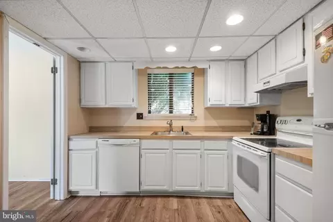 Kitchen - 209 Chase Rd, Chesterbrook, PA 19087 photo 3 of 4